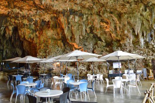Café in einer Höhle