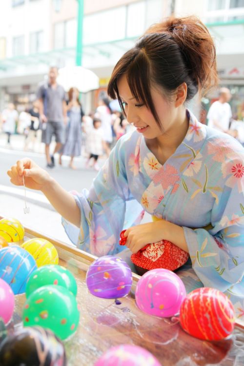 Dame im Yukata beim Schreinfest Dame im Yukata beim Schreinfest
